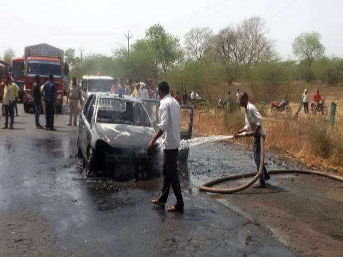 Car slot due to fire in short circuit | शॉर्टसर्किटने आग लागल्याने कार खाक Car slot due to fire in short circuit | शॉर्टसर्किटने आग लागल्याने कार खाक