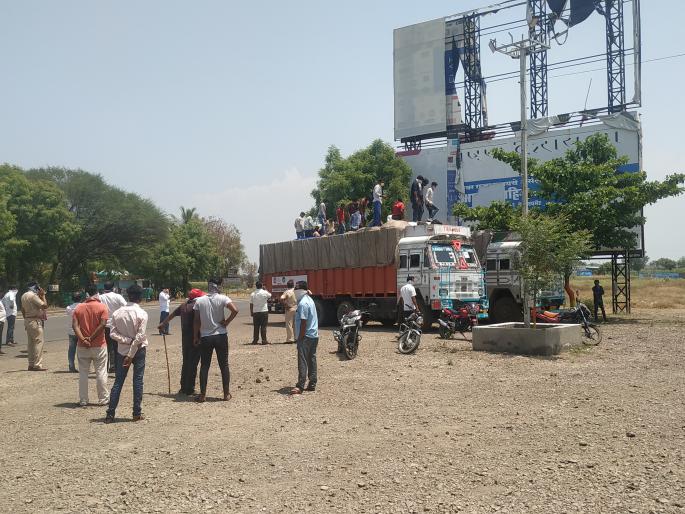 Whenever the city president apprehends the workers going to Rajasthan | राजस्थानमध्ये जाणाºया मजुरांना नगराध्यक्षच जेंव्हा पकडतात Whenever the city president apprehends the workers going to Rajasthan | राजस्थानमध्ये जाणाºया मजुरांना नगराध्यक्षच जेंव्हा पकडतात