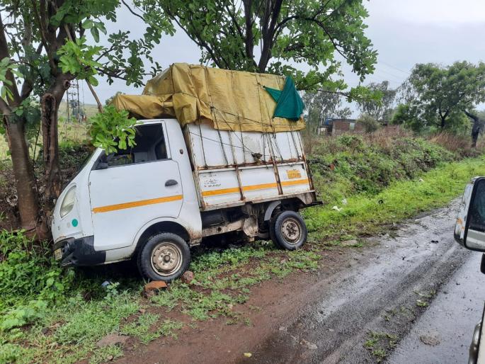 As soon as it started raining, the vehicles started crashing again | पाऊस सुरू होताच पुन्हा वाहनांची घसरगुंडी As soon as it started raining, the vehicles started crashing again | पाऊस सुरू होताच पुन्हा वाहनांची घसरगुंडी