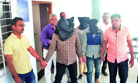 Inter-state gang arrested for burglary | घरफोड्या करणाºया आंतरराज्यीय टोळीस अटक Inter-state gang arrested for burglary | घरफोड्या करणाºया आंतरराज्यीय टोळीस अटक