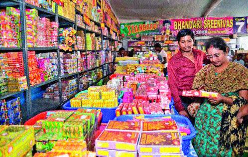 Waiting for the order of 'Fire ban ban' | ‘फटाके बंदी’च्या आदेशाची प्रतीक्षाच Waiting for the order of 'Fire ban ban' | ‘फटाके बंदी’च्या आदेशाची प्रतीक्षाच