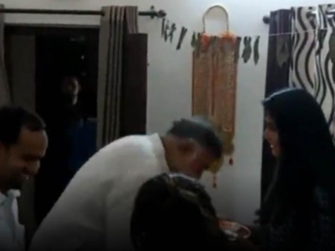 before taking oath minister took the blessings of the daughter | व्हिडिओ : मंत्रीपदाची शपथ घेण्याआधी 'या' खासदाराने वडीलधाऱ्यांऐवजी घेतला मुलींचा आशीर्वाद before taking oath minister took the blessings of the daughter | व्हिडिओ : मंत्रीपदाची शपथ घेण्याआधी 'या' खासदाराने वडीलधाऱ्यांऐवजी घेतला मुलींचा आशीर्वाद