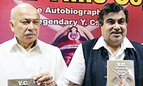 Why only Nitin Gadkari? Give honor to Sushilkumar Shinde too | केवळ नितीन गडकरीच का? सुशीलकुमार शिंदे यांनाही मानपत्र द्या Why only Nitin Gadkari? Give honor to Sushilkumar Shinde too | केवळ नितीन गडकरीच का? सुशीलकुमार शिंदे यांनाही मानपत्र द्या