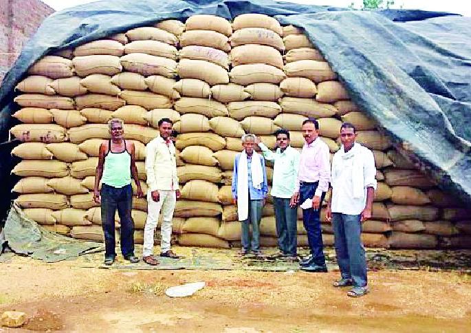  The opening of the rice of the co-operative institutes | सहकारी संस्थांचे धान उघड्यावरच