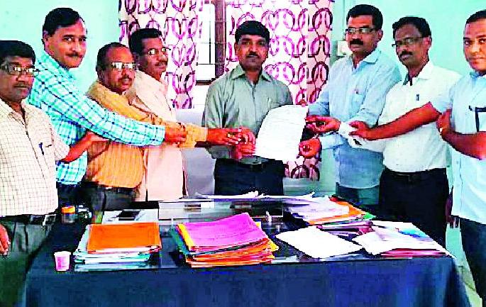 Untrained training teachers hit | नियोजनशून्य प्रशिक्षणाचा शिक्षकांना फटका Untrained training teachers hit | नियोजनशून्य प्रशिक्षणाचा शिक्षकांना फटका