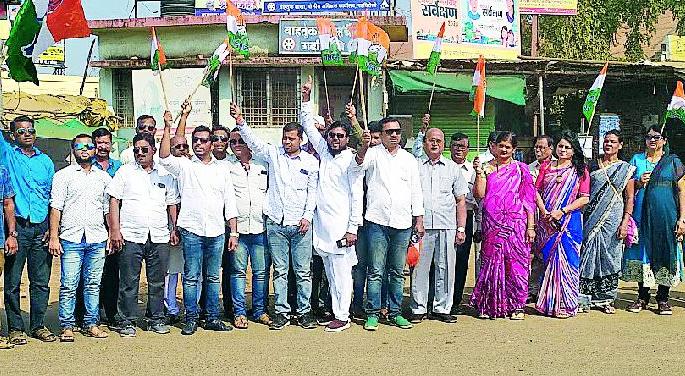 Congress protests in Gadchiroli | काँग्रेसची गडचिरोलीत निदर्शने Congress protests in Gadchiroli | काँग्रेसची गडचिरोलीत निदर्शने