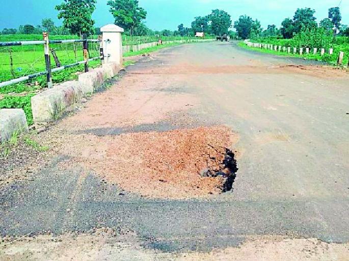 The big pit on the bridge is dangerous | पुलावरील मोठा खड्डा धोकादायक The big pit on the bridge is dangerous | पुलावरील मोठा खड्डा धोकादायक