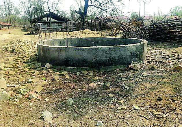 Half of the day is worthless | अर्धवट विंिहरी ठरल्या निरूपयोगी Half of the day is worthless | अर्धवट विंिहरी ठरल्या निरूपयोगी