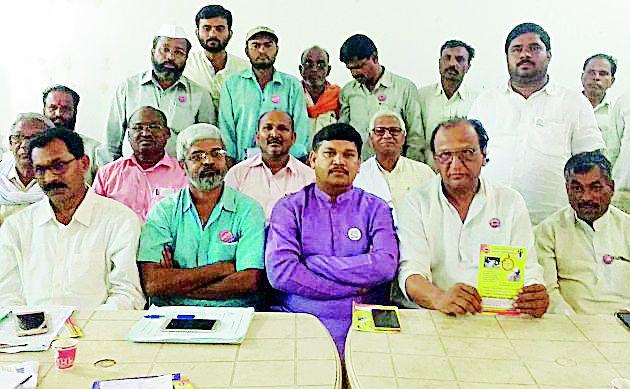 Government policy is responsible for farmers' suicides | शेतकऱ्यांच्या आत्महत्यांसाठी सरकारी धोरणच जबाबदार Government policy is responsible for farmers' suicides | शेतकऱ्यांच्या आत्महत्यांसाठी सरकारी धोरणच जबाबदार