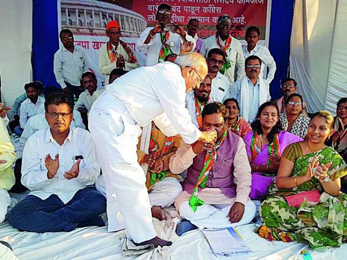 BJP's fasting against the confusion in Parliament | संसदेतील गोंधळाविरोधात भाजपाचे उपोषण BJP's fasting against the confusion in Parliament | संसदेतील गोंधळाविरोधात भाजपाचे उपोषण