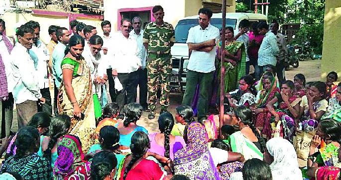Ranaragini's SDPO hit office | रणरागिणींची एसडीपीओ कार्यालयावर धडक Ranaragini's SDPO hit office | रणरागिणींची एसडीपीओ कार्यालयावर धडक