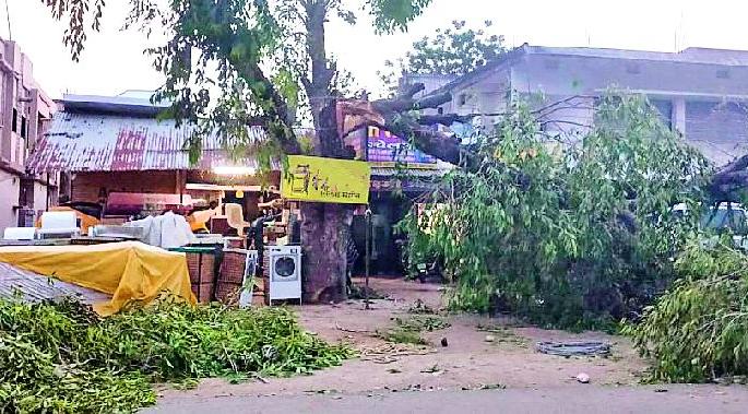 Storm storm | आष्टीला वादळाचा तडाखा Storm storm | आष्टीला वादळाचा तडाखा