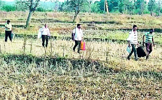 Lok Sabha Election 2019; On the second day, some polling parties base camps | Lok Sabha Election 2019; दुसऱ्याही दिवशी काही पोलिंग पार्ट्या बेस कॅम्पवरच Lok Sabha Election 2019; On the second day, some polling parties base camps | Lok Sabha Election 2019; दुसऱ्याही दिवशी काही पोलिंग पार्ट्या बेस कॅम्पवरच