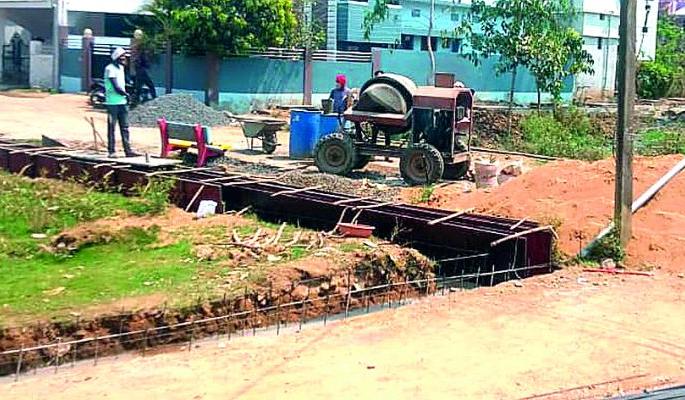 The work of Daen Kati is going on in the city of Gadchiraeli | गडचिराेली शहरात जाेमात सुरू आहेत दाेन काेटींची कामे The work of Daen Kati is going on in the city of Gadchiraeli | गडचिराेली शहरात जाेमात सुरू आहेत दाेन काेटींची कामे