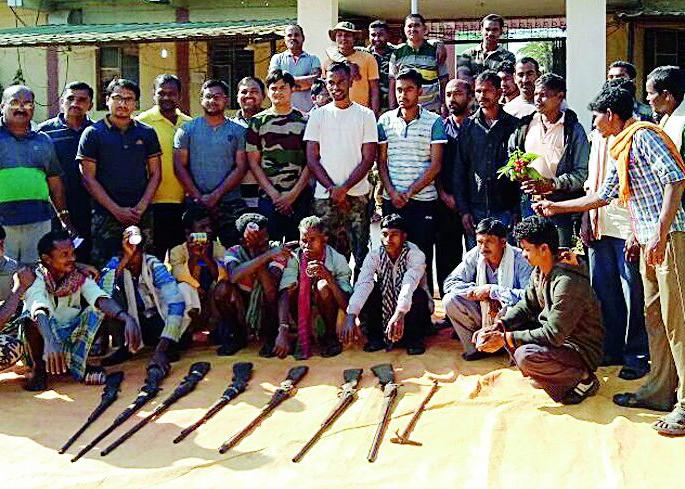 Bada Banduka policeman deposited | भरमार बंदुका पोलिसात जमा Bada Banduka policeman deposited | भरमार बंदुका पोलिसात जमा