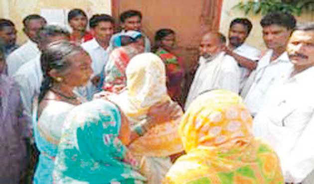 Locals locked by the villagers of Palasgarh Gram Panchayat | पलसगड ग्रामपंचायतीला ग्रामस्थांनी ठोकले कुलूप Locals locked by the villagers of Palasgarh Gram Panchayat | पलसगड ग्रामपंचायतीला ग्रामस्थांनी ठोकले कुलूप