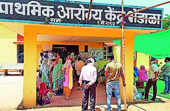 Crowd of people from outside the district at Bhendala center for vaccination | लसीकरणासाठी भेंडाळा केंद्रावर जिल्ह्याबाहेरील लोकांची गर्दी