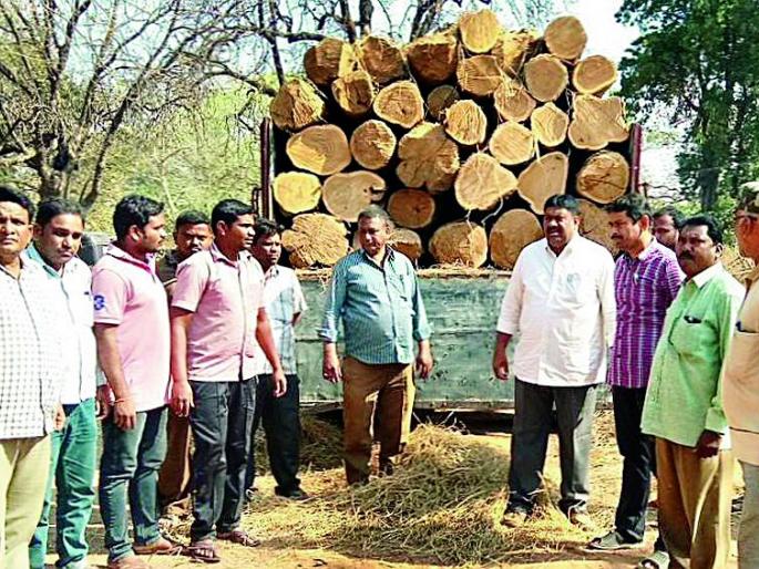 Millions of jewelers seized by truck | ट्रकसह लाखोंचे सागवान जप्त Millions of jewelers seized by truck | ट्रकसह लाखोंचे सागवान जप्त