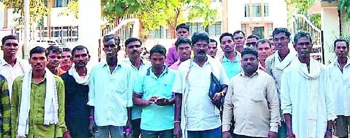 Six District laborers hit the District Collectorate | सहा गावातील मजुरांची जिल्हा कचेरीवर धडक Six District laborers hit the District Collectorate | सहा गावातील मजुरांची जिल्हा कचेरीवर धडक