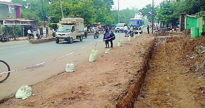 The highway leading to the city becomes narrow | शहरातून जाणारा महामार्ग झाला अरूंद The highway leading to the city becomes narrow | शहरातून जाणारा महामार्ग झाला अरूंद