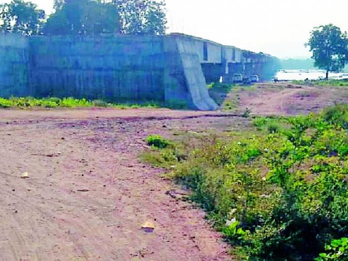 The construction of the bridge was completed but there is no linkage | पुलाचे बांधकाम पूर्ण झाले मात्र जोडरस्त्याचा पत्ता नाही The construction of the bridge was completed but there is no linkage | पुलाचे बांधकाम पूर्ण झाले मात्र जोडरस्त्याचा पत्ता नाही