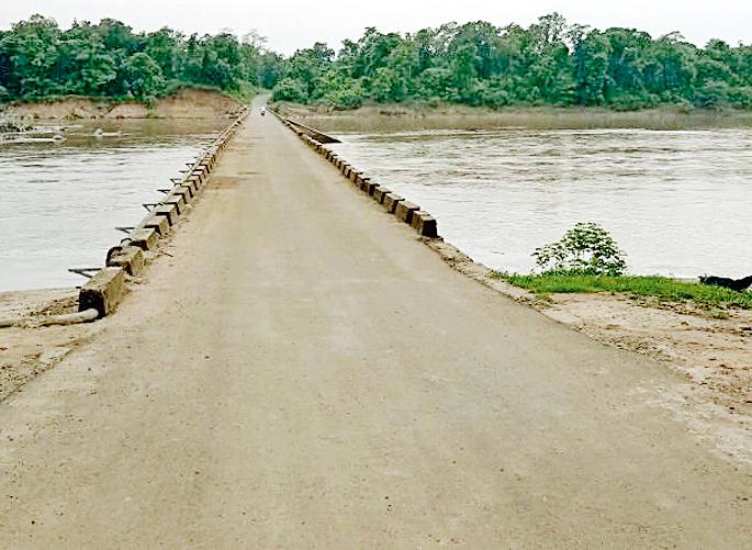 Negligence of Government towards the narrow bridge of Pearlkota | पर्लकोटाच्या अरूंद पुलाकडे सरकारचे दुर्लक्षच Negligence of Government towards the narrow bridge of Pearlkota | पर्लकोटाच्या अरूंद पुलाकडे सरकारचे दुर्लक्षच