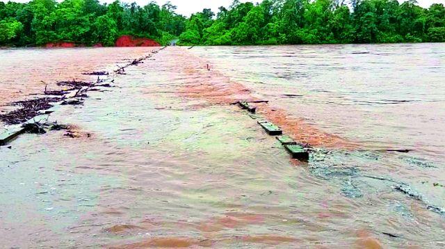 Flooding of hundreds of villages without contact | पुरामुळे शंभरावर गावे संपर्काबाहेर Flooding of hundreds of villages without contact | पुरामुळे शंभरावर गावे संपर्काबाहेर