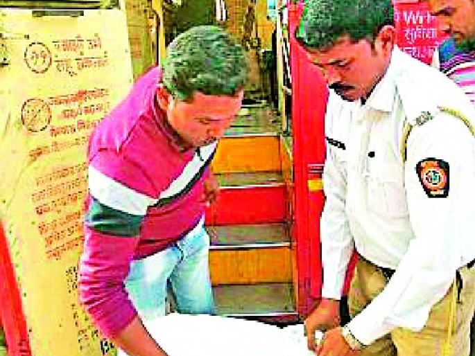 40 thousand fragrant tobacco seized | ४० हजारांचा सुगंधित तंबाखू जप्त 40 thousand fragrant tobacco seized | ४० हजारांचा सुगंधित तंबाखू जप्त
