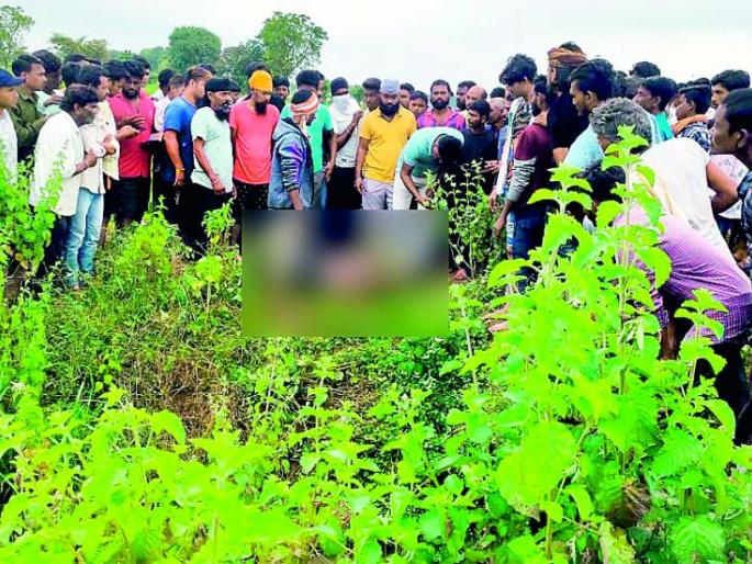 Married youth killed with sharp weapon, body thrown in canal | विवाहित तरुणाची तीक्ष्ण शस्त्राने हत्या, मृतदेह कालव्यात फेकला Married youth killed with sharp weapon, body thrown in canal | विवाहित तरुणाची तीक्ष्ण शस्त्राने हत्या, मृतदेह कालव्यात फेकला
