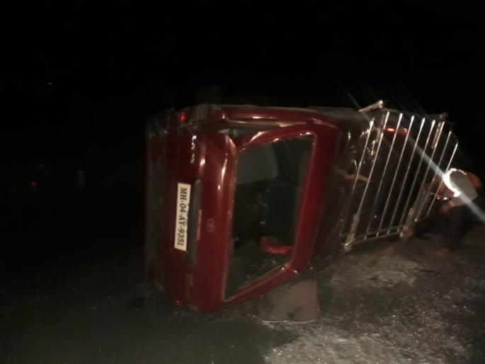 Mumbai accident victims; One killed and seven seriously injured | मुंबईच्या साईभक्तांच्या वाहनाला अपघात ; एक ठार तर सात गंभीर जखमी  Mumbai accident victims; One killed and seven seriously injured | मुंबईच्या साईभक्तांच्या वाहनाला अपघात ; एक ठार तर सात गंभीर जखमी