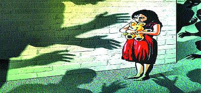 Nine year old sisters made an accident | नऊ वर्षांच्या बहिणींनी केला अपघाताचा डाव Nine year old sisters made an accident | नऊ वर्षांच्या बहिणींनी केला अपघाताचा डाव