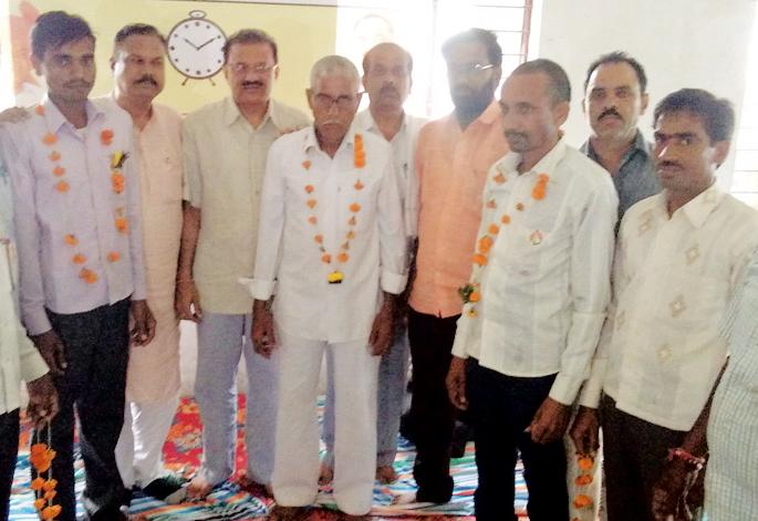 The government is cheating farmers | सरकार शेतकºयांची फसवणूक करीत आहे The government is cheating farmers | सरकार शेतकºयांची फसवणूक करीत आहे