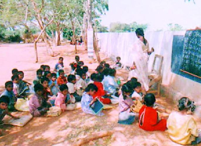 The education department should not start school immediately | शिक्षण विभागाने तूर्तास शाळा सुरू करु नये