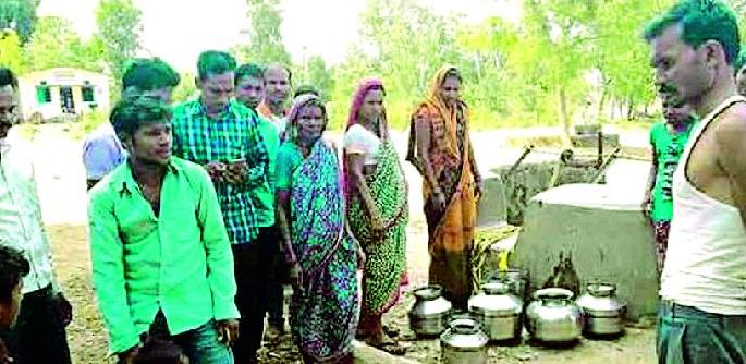 Warkaratneo severe water shortage here | वारकरीटोला येथे भीषण पाणीटंचाई Warkaratneo severe water shortage here | वारकरीटोला येथे भीषण पाणीटंचाई