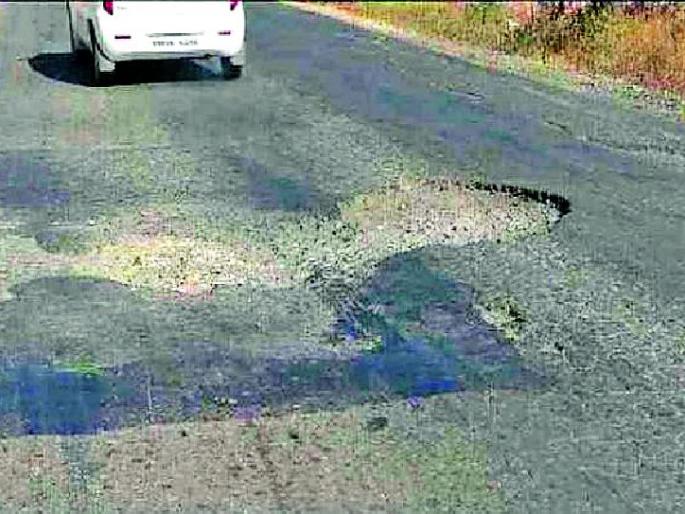 2375 km of the district Yamraaj on the road | जिल्ह्याच्या २३७५ कि.मी. रस्त्यावर बसलाय यमराज