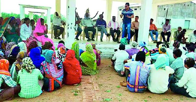 Officials interacted with direct workers | थेट कामगारांशी साधला अधिकाऱ्यांनी संवाद Officials interacted with direct workers | थेट कामगारांशी साधला अधिकाऱ्यांनी संवाद