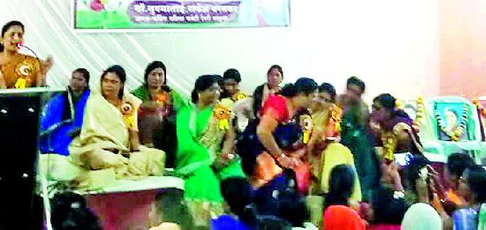 Women should come in front of women's rights | महिलांनी महिलांच्या अधिकारासाठी समोर यावे Women should come in front of women's rights | महिलांनी महिलांच्या अधिकारासाठी समोर यावे