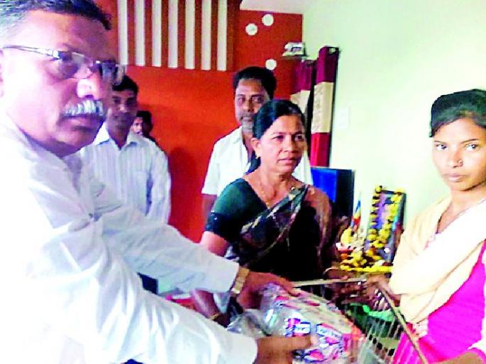 'That' gift of an object for the orphan girl's marriage. ' | ‘त्या’ अनाथ मुलीच्या लग्नासाठी संसारोपयोगी वस्तुंची भेट 'That' gift of an object for the orphan girl's marriage. ' | ‘त्या’ अनाथ मुलीच्या लग्नासाठी संसारोपयोगी वस्तुंची भेट