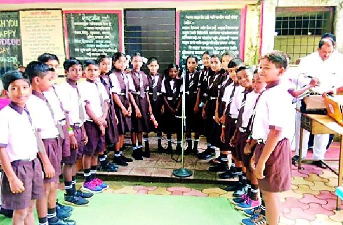 In the shadows of the trees, the echoing national anthem | वटवृक्षाच्या छायेत निनाद राष्ट्रगीताचा