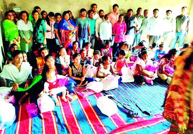 Allotment of clothes to the parents' umbrella survivors | आई-वडिलांचे छत्र हिरावलेल्यांना कपड्यांचे वाटप Allotment of clothes to the parents' umbrella survivors | आई-वडिलांचे छत्र हिरावलेल्यांना कपड्यांचे वाटप