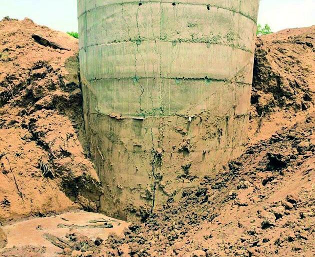 Construction of defective water supply scheme | पाणी पुरवठा योजनेच्या विहिरीचे सदोष बांधकाम