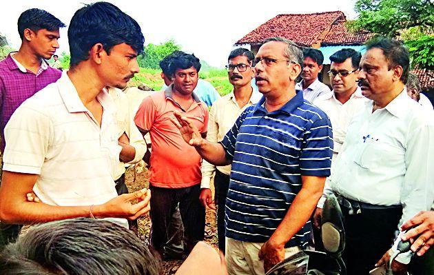 Create toilet in Diwali instead of throwing fireworks | फटाके उडविण्यापेक्षा दिवाळीत शौचालय तयार करा Create toilet in Diwali instead of throwing fireworks | फटाके उडविण्यापेक्षा दिवाळीत शौचालय तयार करा