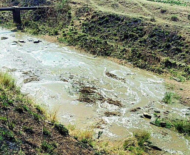 Liechage had a canal near the ground | आंभोऱ्याजवळ कालवा झाला लिकेज