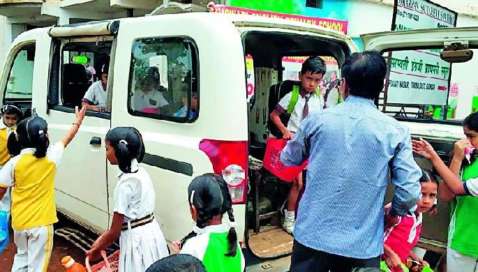 Transport of students from private vehicles | खासगी वाहनातून विद्यार्थ्यांची वाहतूक Transport of students from private vehicles | खासगी वाहनातून विद्यार्थ्यांची वाहतूक