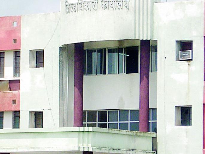 There are no vehicles in the possession of the district administration | जिल्हा प्रशासनाच्या ताब्यात एकही वाहन नाही There are no vehicles in the possession of the district administration | जिल्हा प्रशासनाच्या ताब्यात एकही वाहन नाही