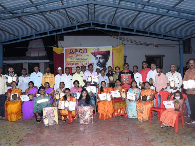 Honoring the dignitaries of Dhangar community by giving Karyaratna award | धनगर समाजातील मान्यवरांचा कार्यरत्न पुरस्कार देऊन गौरव