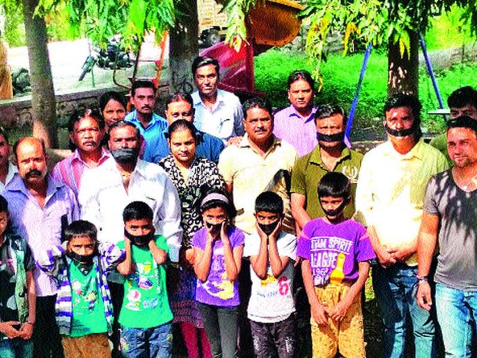 Narayanbapunagar: Demand for action against suspected rioters by protesting against bullying | नारायणबापूनगर : संशयितावर कारवाईची मागणी गुंडगिरीच्या निषेधार्थ रहिवाशांचे आंदोलन Narayanbapunagar: Demand for action against suspected rioters by protesting against bullying | नारायणबापूनगर : संशयितावर कारवाईची मागणी गुंडगिरीच्या निषेधार्थ रहिवाशांचे आंदोलन