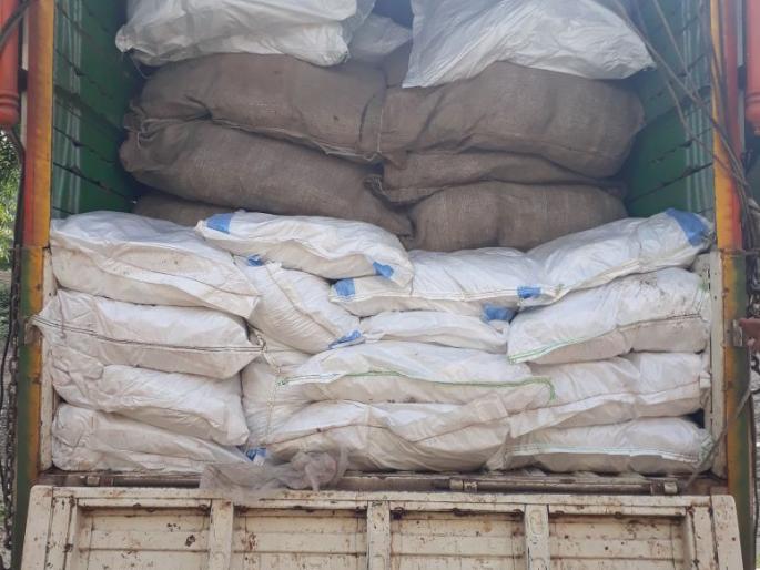 Gurkha seized 11 lakh in Dera Gaya | दरेगावात ११ लाखांचा गुटखा जप्त Gurkha seized 11 lakh in Dera Gaya | दरेगावात ११ लाखांचा गुटखा जप्त