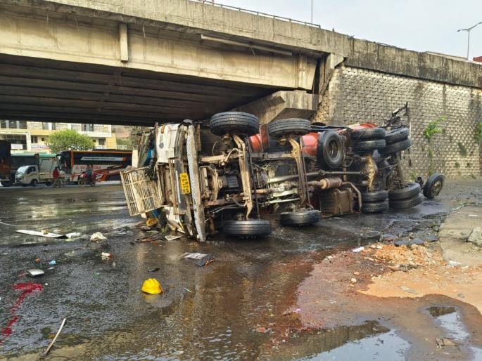 A tanker carrying crude oil resembling kerosene overturned on the Mumbai-Ahmedabad route! The tanker driver died. | मुंबई-अहमदाबाद मार्गावर रॉकेल सदृश्य कच्च्या तेलाचा टँकर उलटला! टँकर चालकाचा मृत्यू A tanker carrying crude oil resembling kerosene overturned on the Mumbai-Ahmedabad route! The tanker driver died. | मुंबई-अहमदाबाद मार्गावर रॉकेल सदृश्य कच्च्या तेलाचा टँकर उलटला! टँकर चालकाचा मृत्यू