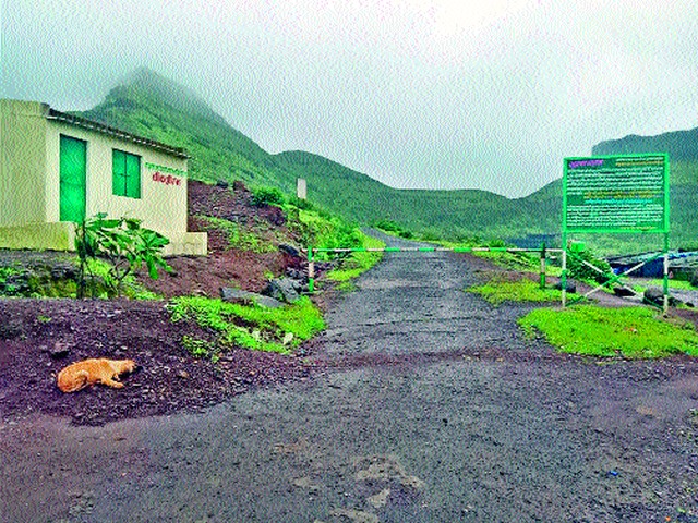 Haatgad Fort closed to tourists due to security reasons | हतगड किल्ला सुरक्षेच्या कारणास्तव पर्यटकांना बंद Haatgad Fort closed to tourists due to security reasons | हतगड किल्ला सुरक्षेच्या कारणास्तव पर्यटकांना बंद